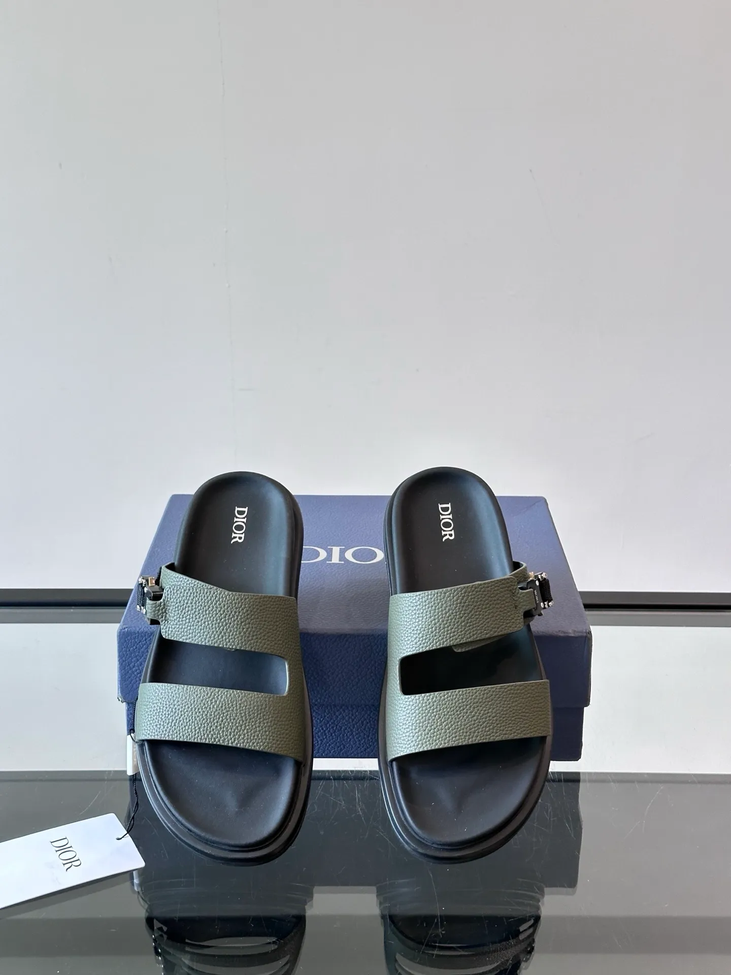 Factory price: 300💰Dior Aqua men's sandals and slippers. Showcasing Dior haute couture design. The Dior gray suede strap is accented with an aluminum Dior buckle for added style. Paired with a comfortable tonal notch sole, they pair easily with shorts or jeans for a sophisticated look. Main body: suede cow leather, technical fabric lining: cow leather, with adjustable straps, aluminum Dior buckle, Dior gray EVA insole, tonal notch rubber outsole splicing structure👌👌 size: 38-44 (45.46 customized)